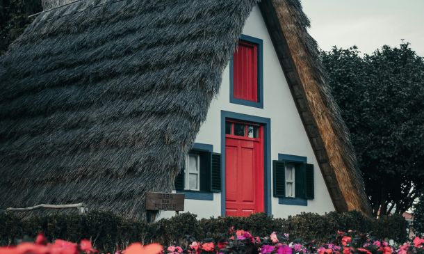 Compadres et Comadres : la tradition carnavalesque satirique de Madère