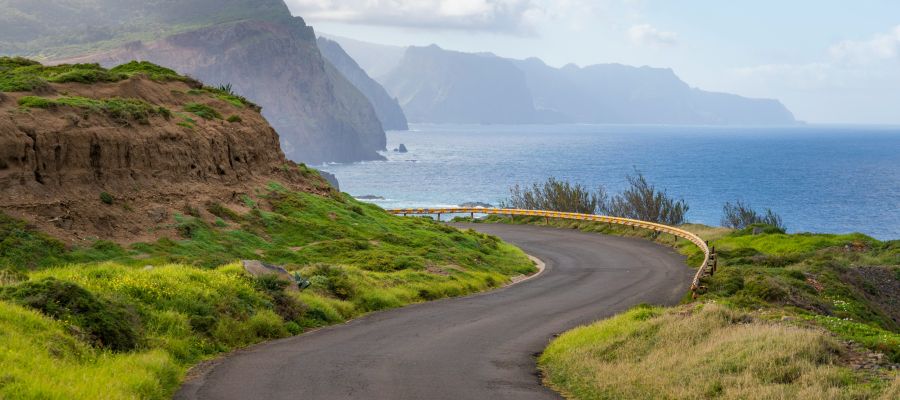 Est-il vraiment utile d’utiliser des valises latérales pour un voyage à moto à Madère ?