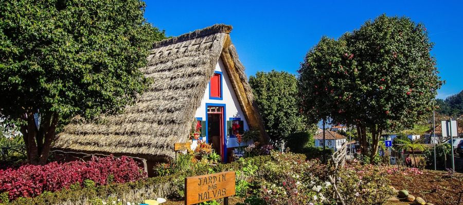Compadres et Comadres : la tradition carnavalesque satirique de Madère